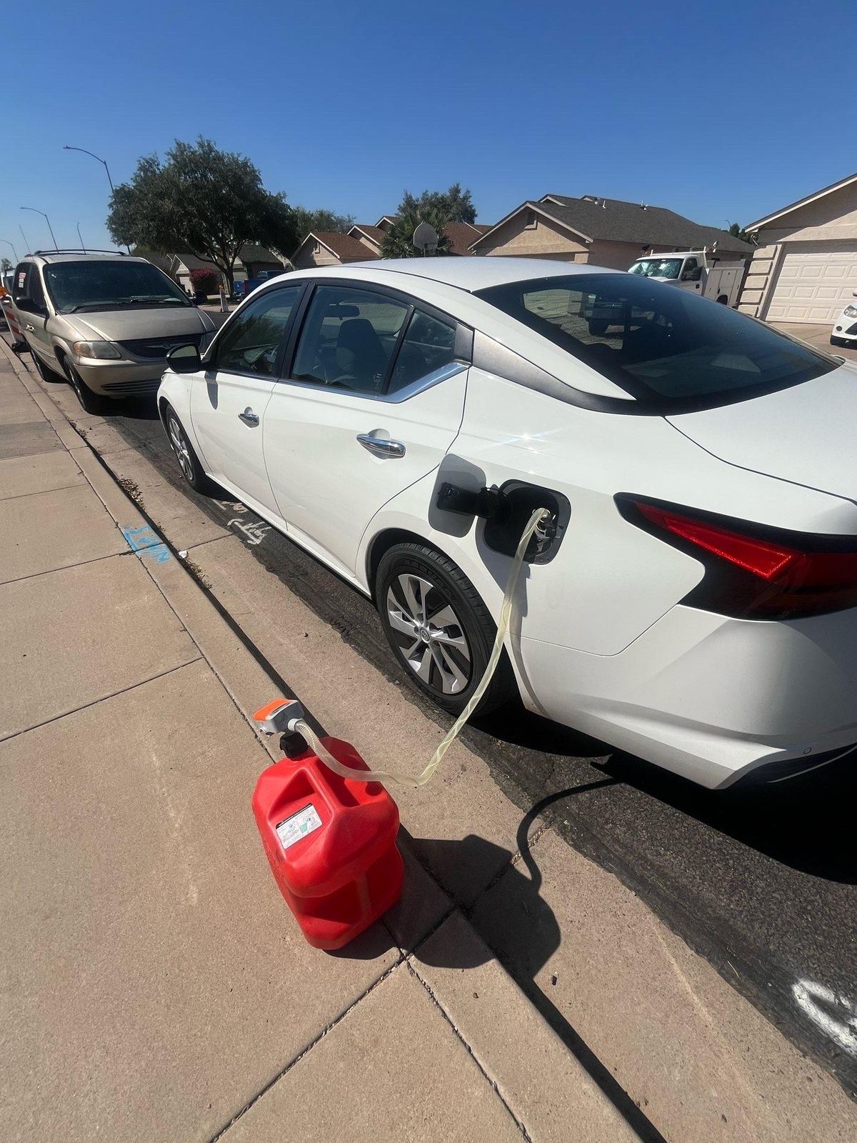 Emergency roadside fuel delivery service